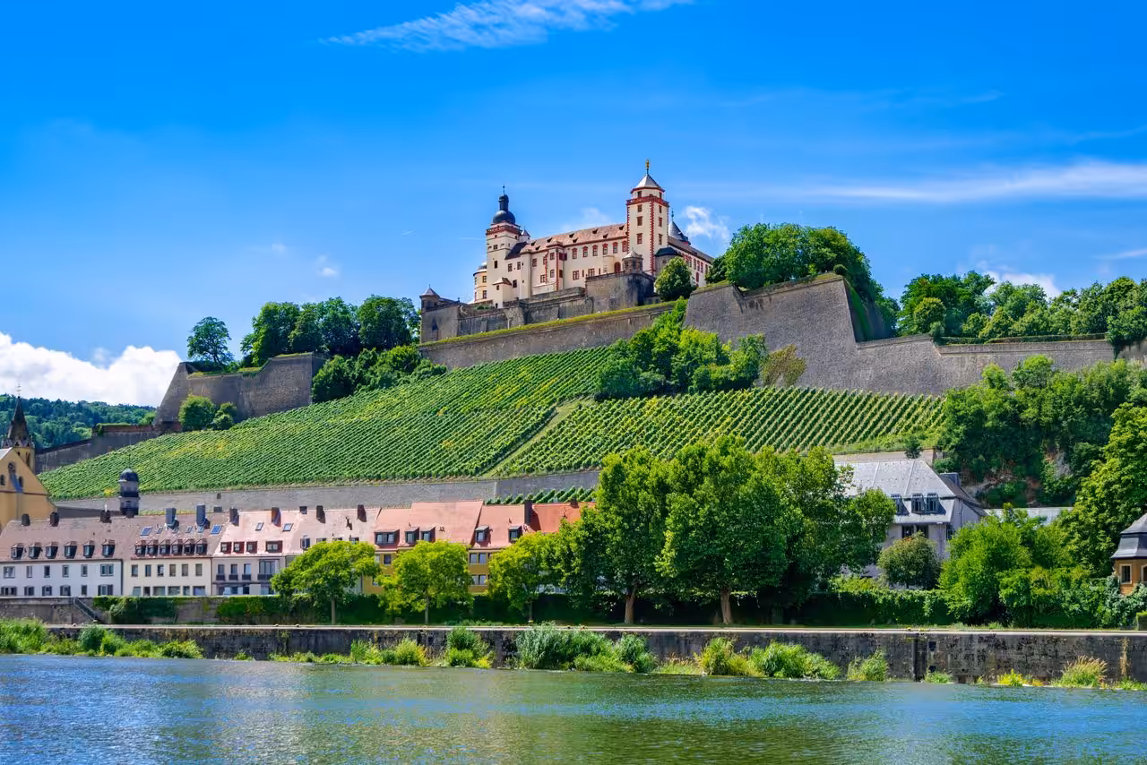 Festung auf Hügel mit Weinberg und Gebäuden