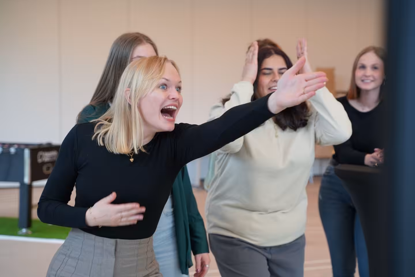 Gruppe von Personen freudig beim Spielen