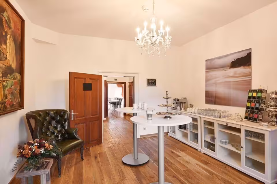 Eleganter Raum mit Möbeln und Kronleuchter