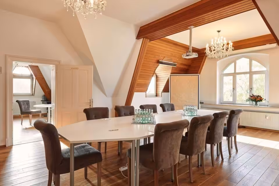 Eleganter Konferenzraum mit Tischen und Stühlen