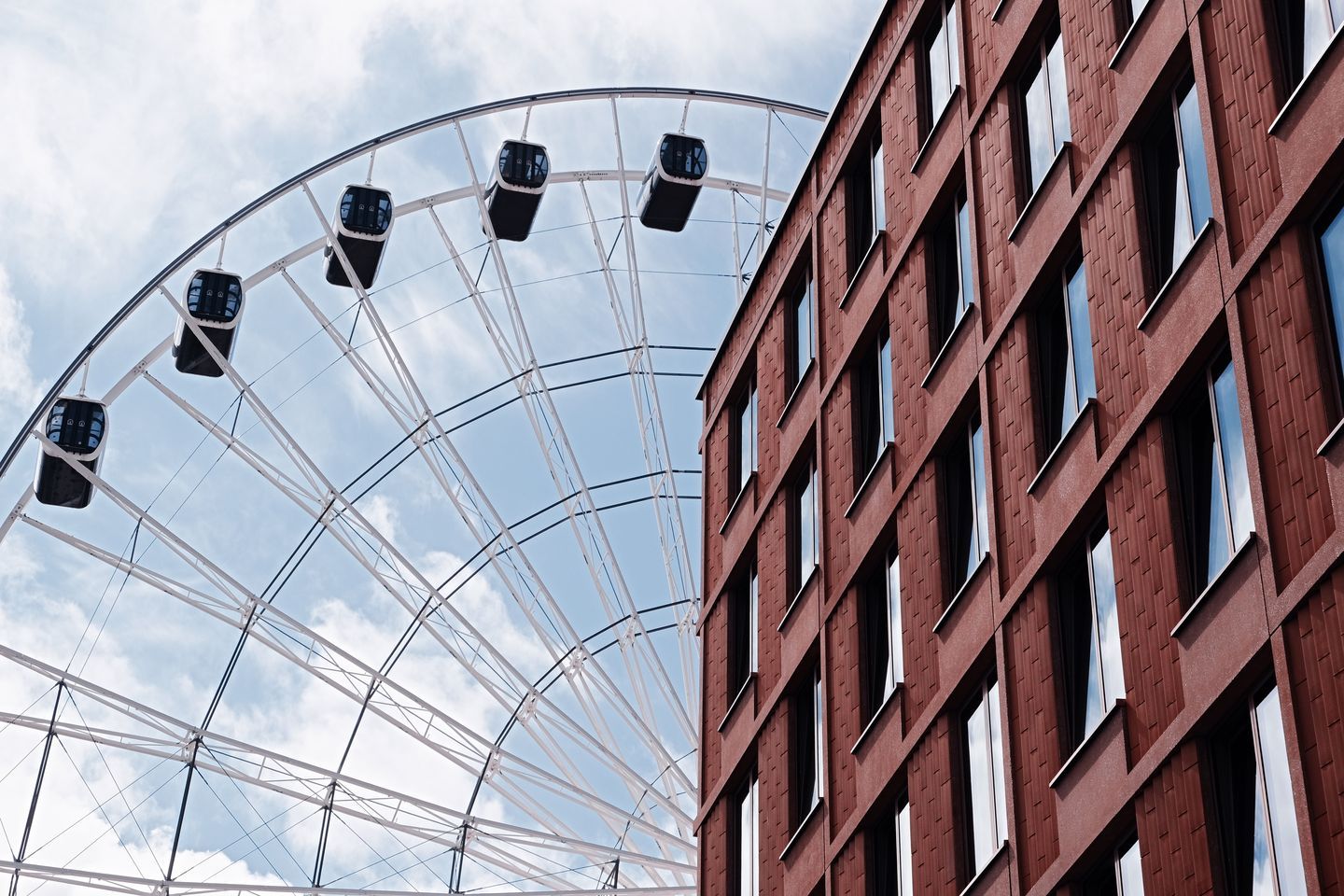 Riesenrad und Gebäude, Himmel im Hintergrund