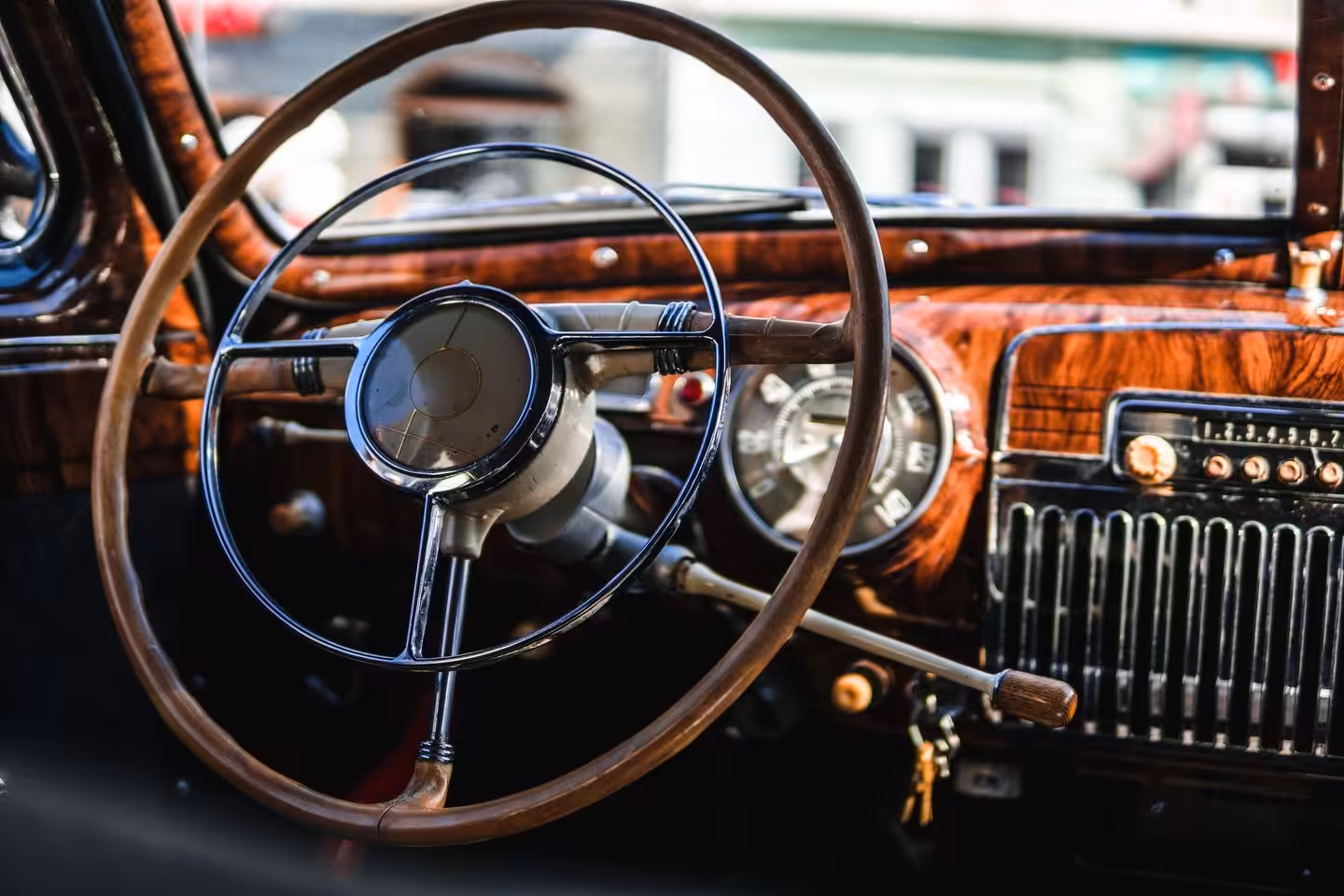 Vintage Autolenkrad aus Holz und Chrom im Innenraum
