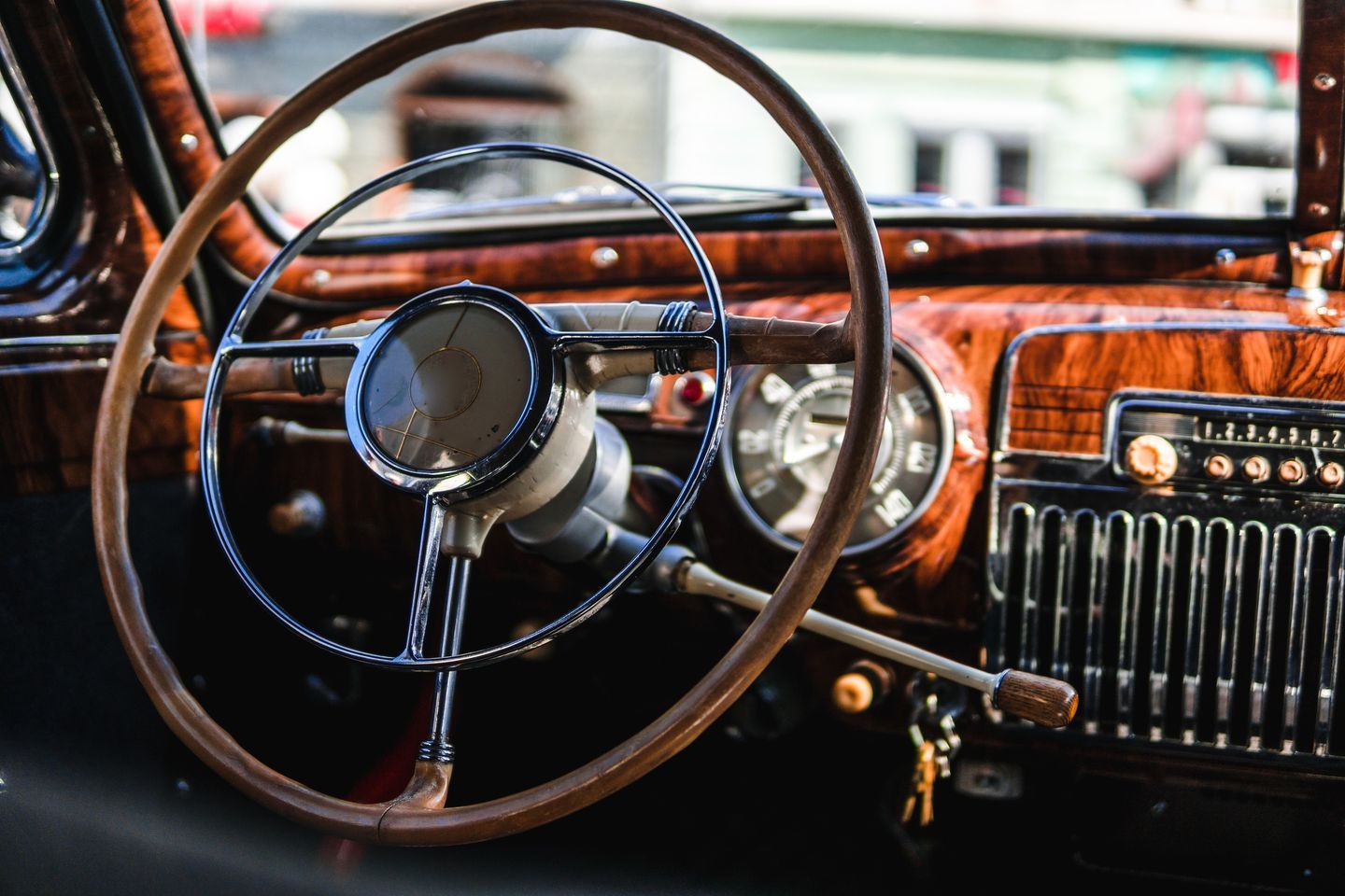 Vintage Autolenkrad mit Holzverkleidung.