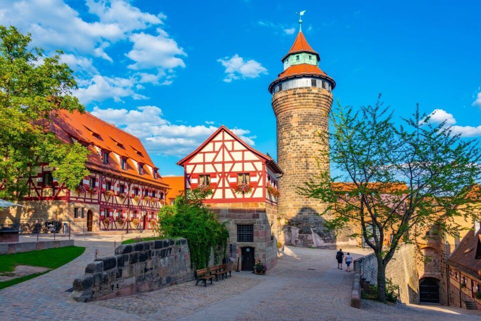 Mittelalterliche Burg mit Fachwerkhäusern und Wachturm