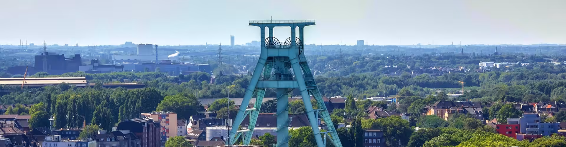 Bergbau-Industriedenkmal mit städtischem Hintergrund und Himmel