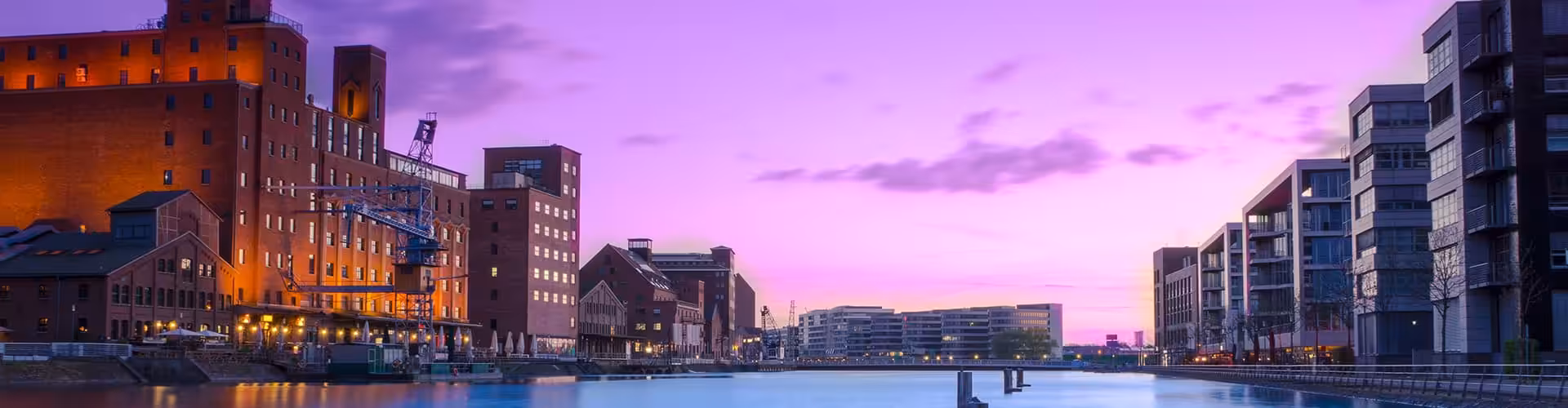 Städtische Uferansicht bei Sonnenuntergang in Deutschland.