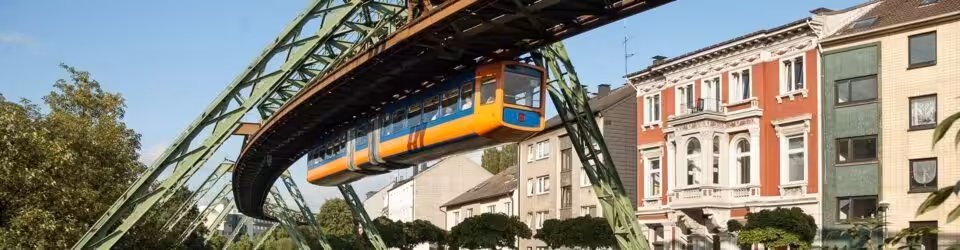 Wuppertaler Schwebebahn über Stadtgebäude