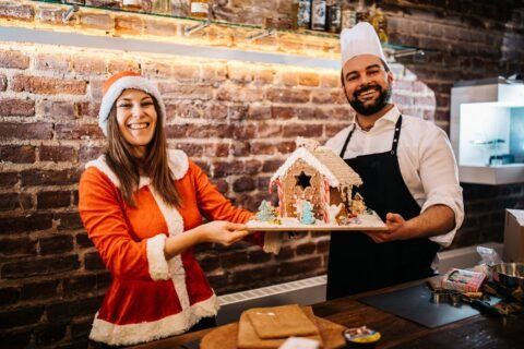 Backen mit Kollegen auf der Firmen Weihnachtsfeier