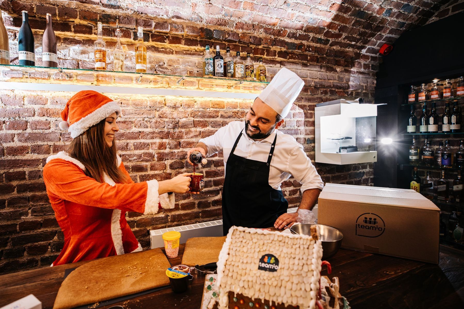 Backen mit Kollegen auf der Firmen Weihnachtsfeier