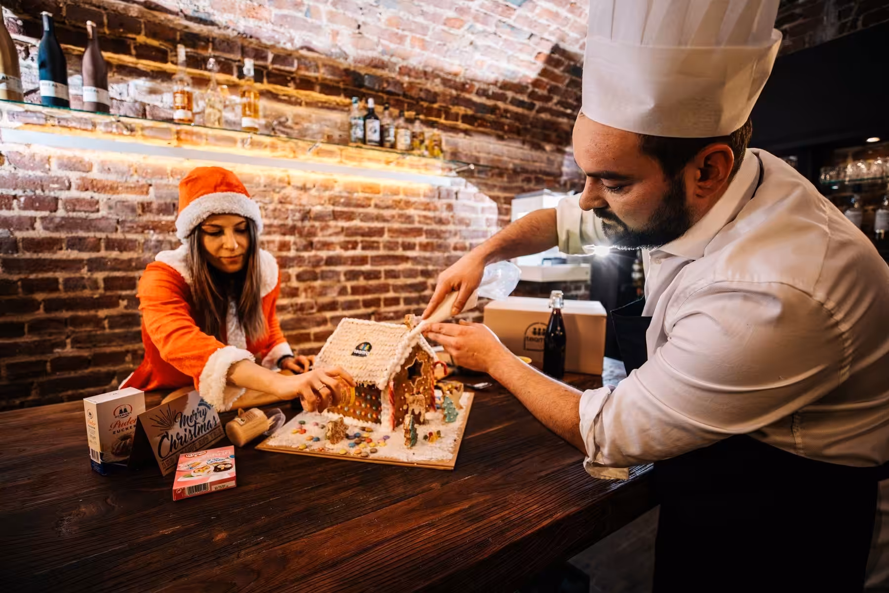 Backen mit Kollegen auf der Firmen Weihnachtsfeier