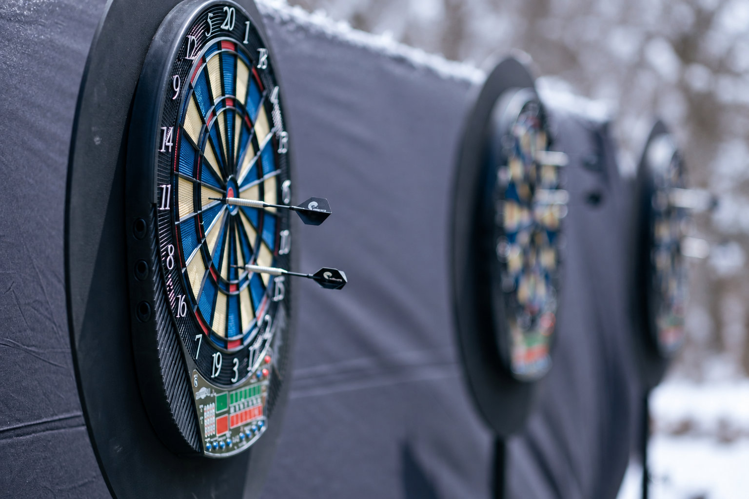 Dartscheiben im winterlichen Außenbereich