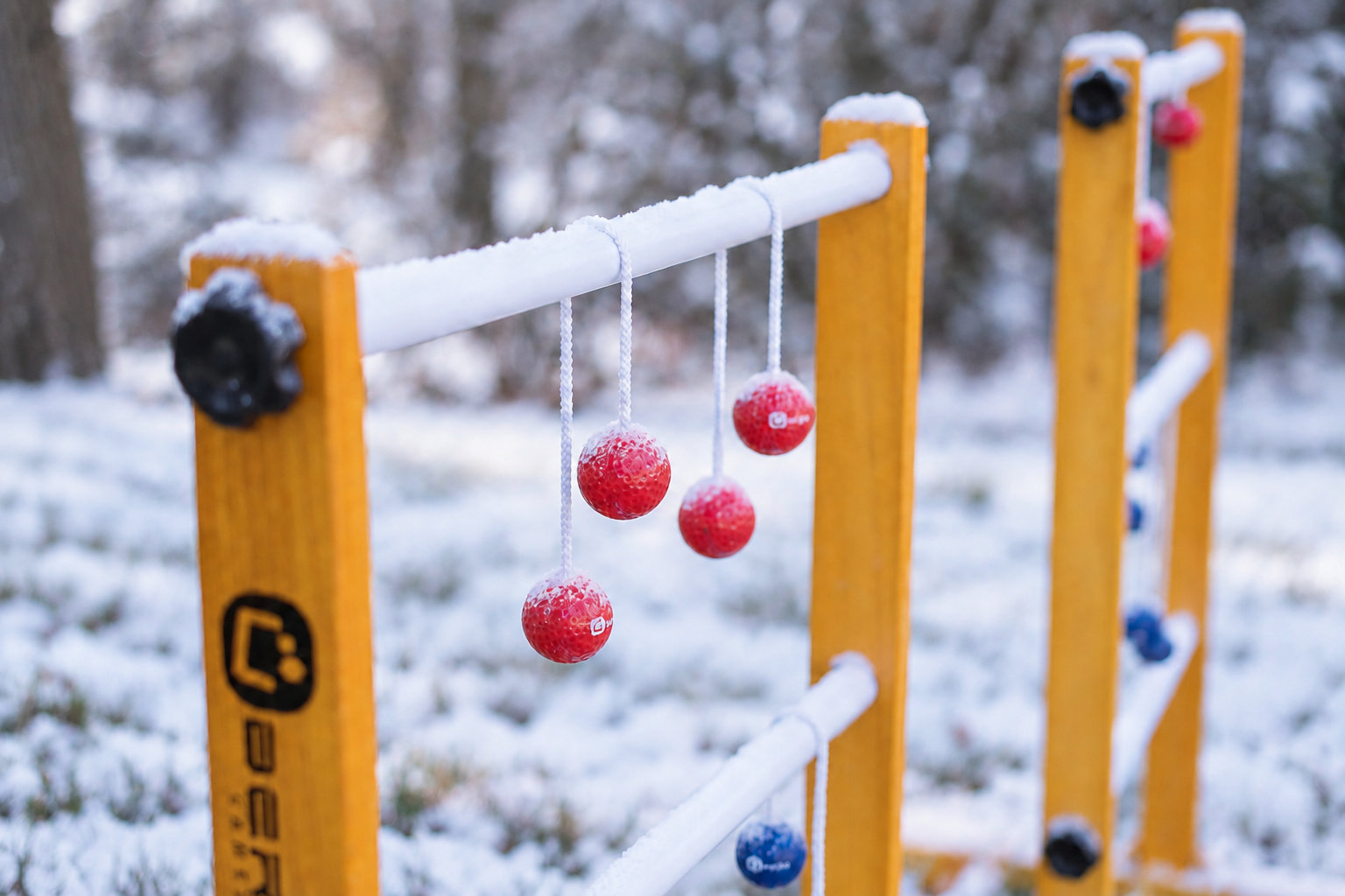 Leiterwurfspiel auf einer verschneiten Fläche